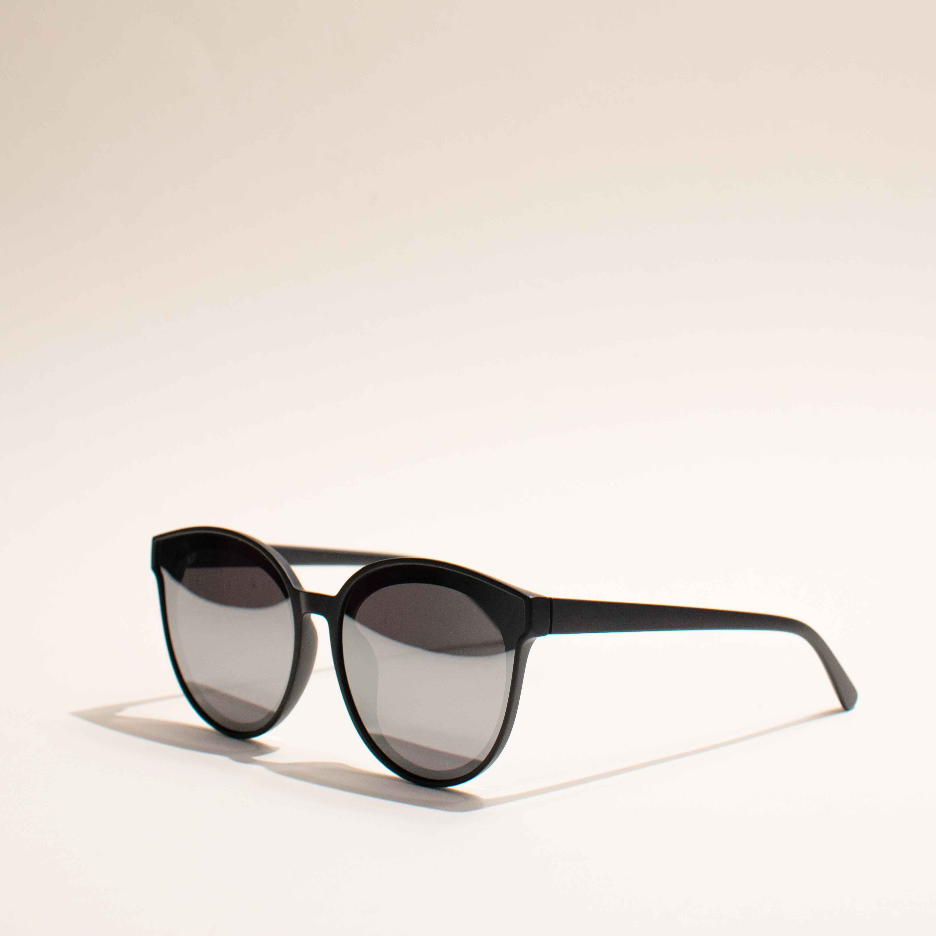 Stay Chic Round Jade Black Sunglass Eyewear ERL   